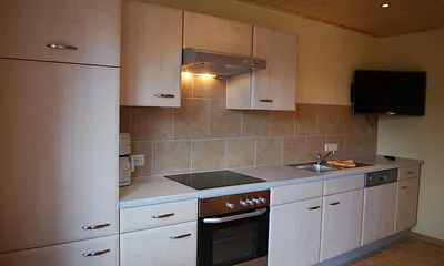 Küchenzeile und Flat-TV