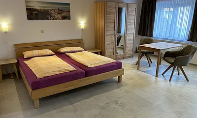 Doppelbett 2,00m x 2,00m /Kleiderschrank