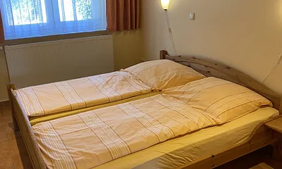 Der Schlafzimmerschrank kann bei Bedarf aus dem Schlafzimmer herausgeschoben werden, um ein Kinderbett aufzustellen.