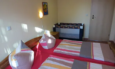 Schlafzimmer bei Bedarf mit Kinderreisebett