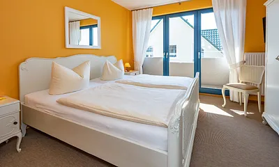 Schlafzimmer mit Doppelbett 2,00m x 2,00 m