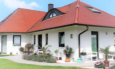 Vorderansicht Haus - Eingang zur Fe-Wo