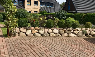 Große Parkmöglichkeit vor dem Haus 