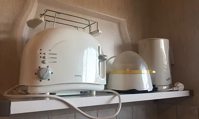 Küchenutensilien . Auch eine Kaffeemaschine gehört zur Ausstattung 