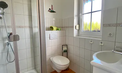 Kleines Bad mit Dusche und WC 