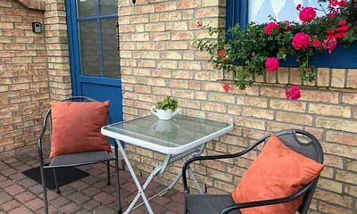 Sitzmöglichkeit auf der Terrasse vor der Unterkunft