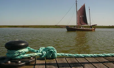 Zeesenboot im Hafen Zingst