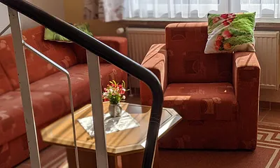 Wohnzimmer mit Wendeltreppe