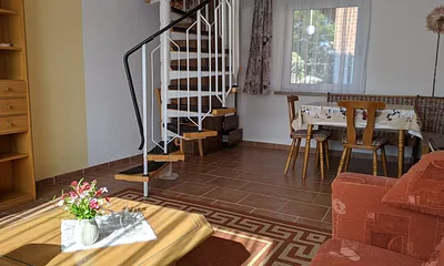 Wohn- und Schlafraum übereinander, mit offener Wendeltreppe 