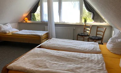 Schlafzimmer mit Blick in den Garten und Sichtschutz zu den Ehebetten