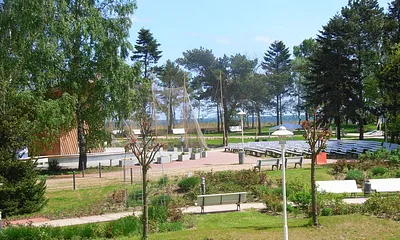 Balkonblick über den Kurpark auf die Ostsee