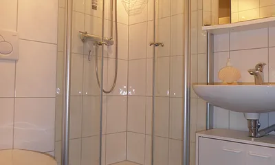 Duschbad mit Türflügeln nach innen und außen