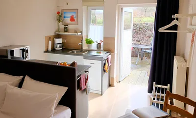 Küchenzeile mit 2-Plattenkochfeld, Geschirrspüler, Mikrowelle, Kühlschrank mit Eisfach, Kaffeemaschine, Wasserkocher, Toaster 