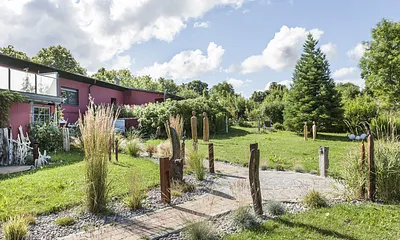 Innerer Gartenbereich mit viel Kunst