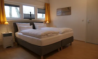 Großes Schlafzimmer mit Boxspringbett (1,80 m x 2 m)
