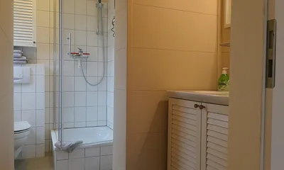Badezimmer mit Dusche, WC, Fön, Kosmetikspiegel