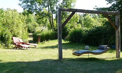 Schwebeliege im Garten für totale Entspannung