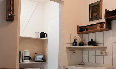 Detailansicht Küche mit Mikrowelle, Kaffeemschine, Wasserkocher und Toaster