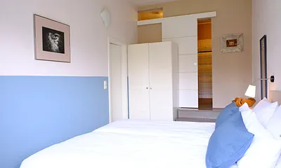 Schlafzimmer mit Doppelbett (1,80m x 2m), Kommode, Kleiderschrank