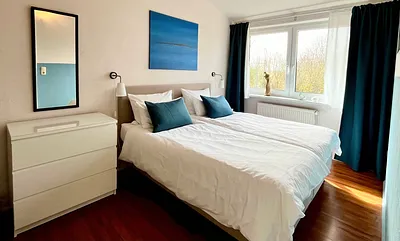 Schlafzimmer - mit Blick in den Garten