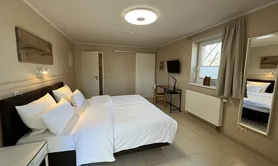 Master-Schlafzimmer: Doppelbett (2 x 0,90m x 2m), Kleiderschrank, Kommode, separates Bad, Laptoptisch, SAT-TV