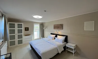 Master-Schlafzimmer: Zugang zur Ostterrasse