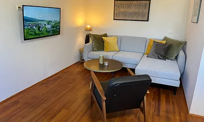 Moderne SAT-TV Geräte in Wohnzimmer und beiden Schlafzimmern
