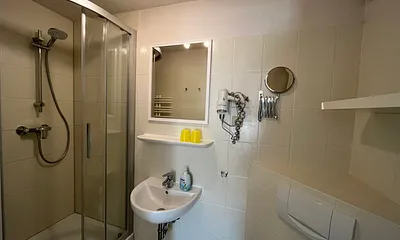 Zweites Badezimmer mit Dusche und WC, Haartrockner, Kosmetikspiegel