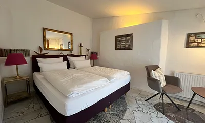 Schlafzimmer mit Komfort-Hotelboxspringbett (1,80 m x 2 m, Bandscheiben-Federkernmatratze)