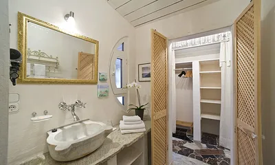 Stilvolles Marmorbad mit Dusche, WC