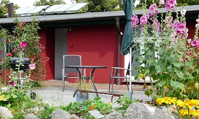Gartenterrasse mit Bestuhlung, Grill, Sonnenschirm