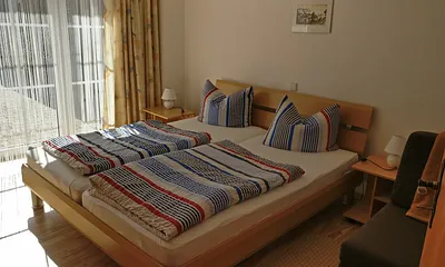 Schlafzimmer mit Kleiderschrank und Kommode, 1 Schlafsessel findet Platz 