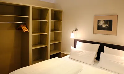 Schlafbereich mit Doppelbett (Boxspringbett mit 2 orthopädischen Matratzen 0,90 m x 2 m), integrierter Kleiderschrank