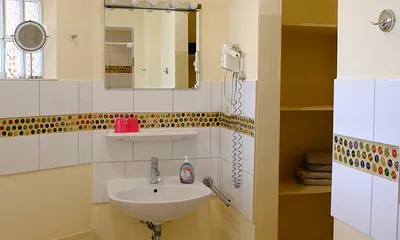 Bad - Detailansicht Waschbecken mit Fön und Kosmetikspiegel