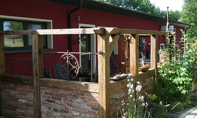 gemütliche Terrasse mit attraktiver Fachwerkkonstruktion und viel Liebe zur Detaildekoration