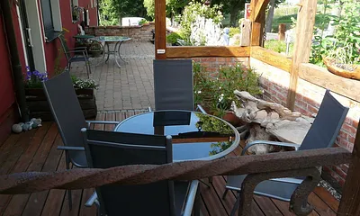 Frühstücken auf der Südost-Terrasse mit moderner Bestuhlung, Grillmöglichkeit
