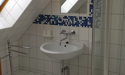 Blick ins Bad / Dusche mit Eckeinstieg 