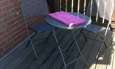 der Balkon hat Morgen- und Abendsonne (Sichtschutz zum Nachbarn) 