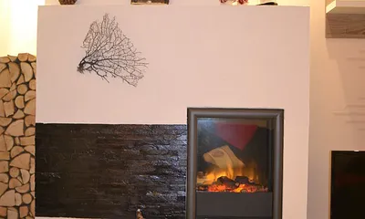 Kamin mit Natursteinsims