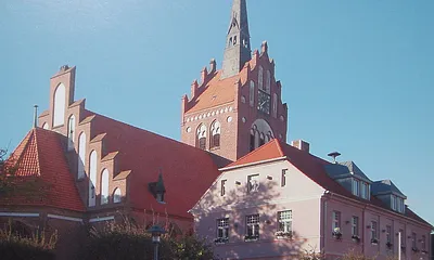 Kirche mit Rathaus