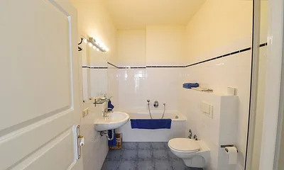 Badezimmer mit Wanne und Dusche