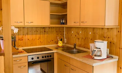 Blick auf die Küchenzeile mit Ceran-Kochfeld und Backofen