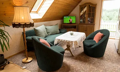 Wohnbereich mit Zugang zum eigenen Balkon