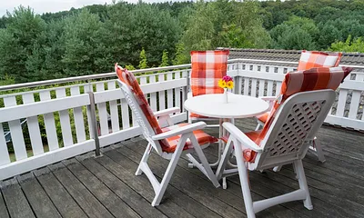 Balkon mit Sitzmöglichkeiten und Blick in die Granitz