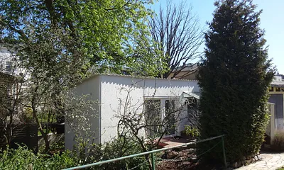 Bungalow mit windgeschützter Sonnenterrasse und Weg aus Natursteinen