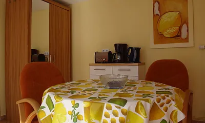 Essbereich mit Kafeemaschine,Wasserkocher und Toaster im Hintergrund