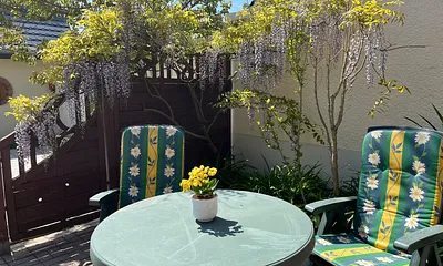 Sitzplatz vor der Wohnung 