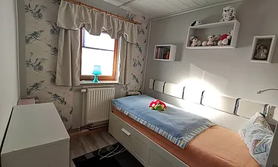Kleines Zimmer  (Bett kann bis 160cm breitem Bett ausgezogen werden )