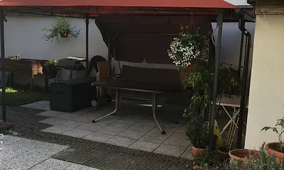 Hollywood-Schaukel im Gartenbereich