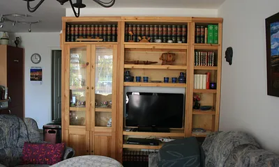 Bücher-Schrankwand aus Kiefernholz mit integriertem Flachbildschirm und DVD-Player